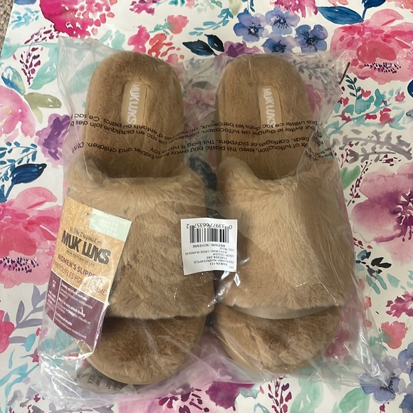 Muk Luks platform slippers - Picture 3 of 9